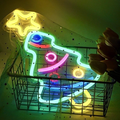 Lumière au néon sur l'arbre de Noël pour les décorations de fête