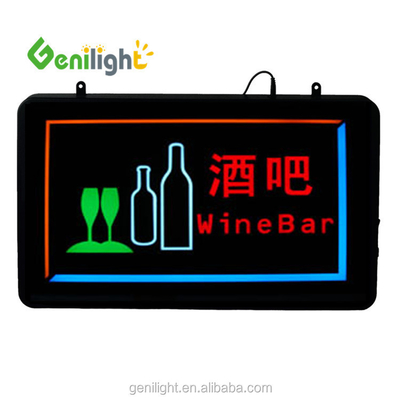 Des bandes LED éclairent un bar à vin attrayant avec des clients dynamiques et un panneau ABS
